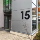 Anthrazit Hochglanz Hausnummer 15.