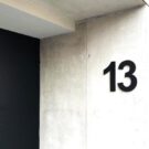 Schwarz Matt Hausnummer 13.