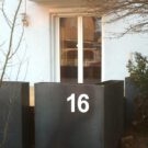 Weiß Hochglanz Hausnummer 16.
